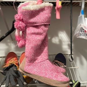 MukLuks knee high Woven Slippers size M. Fuzzy inside. Hard sole.